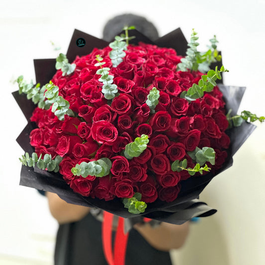 101 Red Roses For the Queen